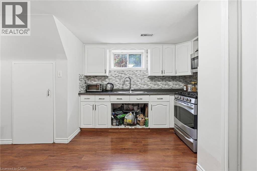 20 Nelligan Place, Hamilton, ON - Indoor Photo Showing Kitchen