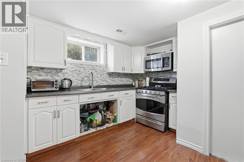 20 Nelligan Place, Hamilton, ON - Indoor Photo Showing Kitchen