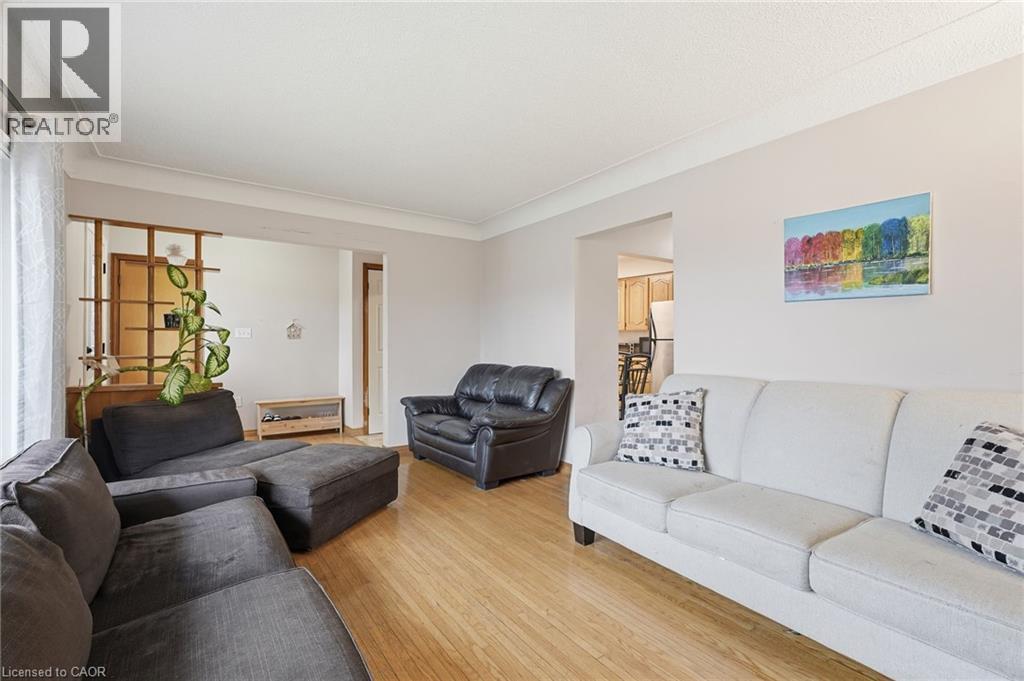 20 Nelligan Place, Hamilton, ON - Indoor Photo Showing Living Room