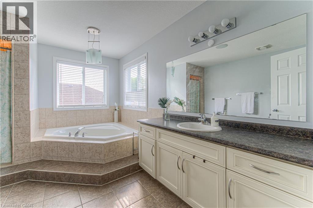 139 Pebblecreek Drive, Kitchener, ON - Indoor Photo Showing Bathroom