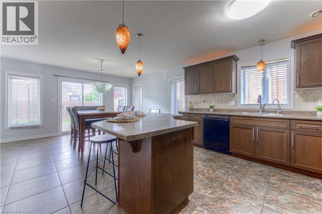 139 Pebblecreek Drive, Kitchener, ON - Indoor Photo Showing Kitchen