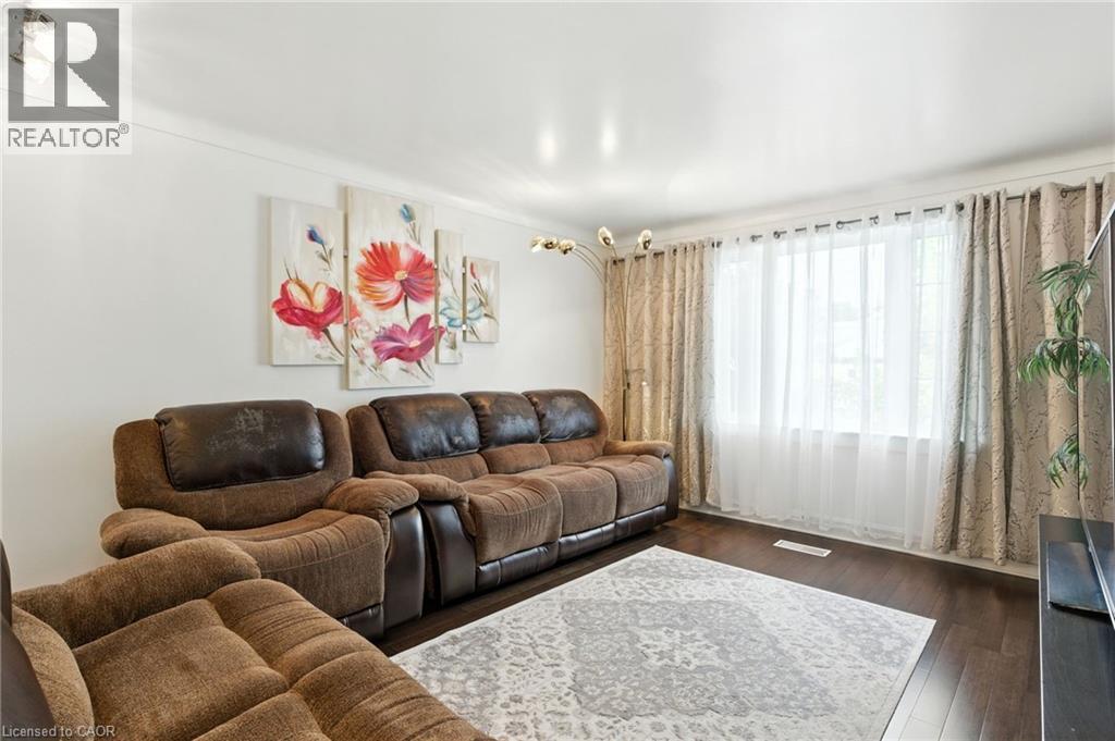 39 Clayburn Avenue, St. Catharines, ON - Indoor Photo Showing Living Room