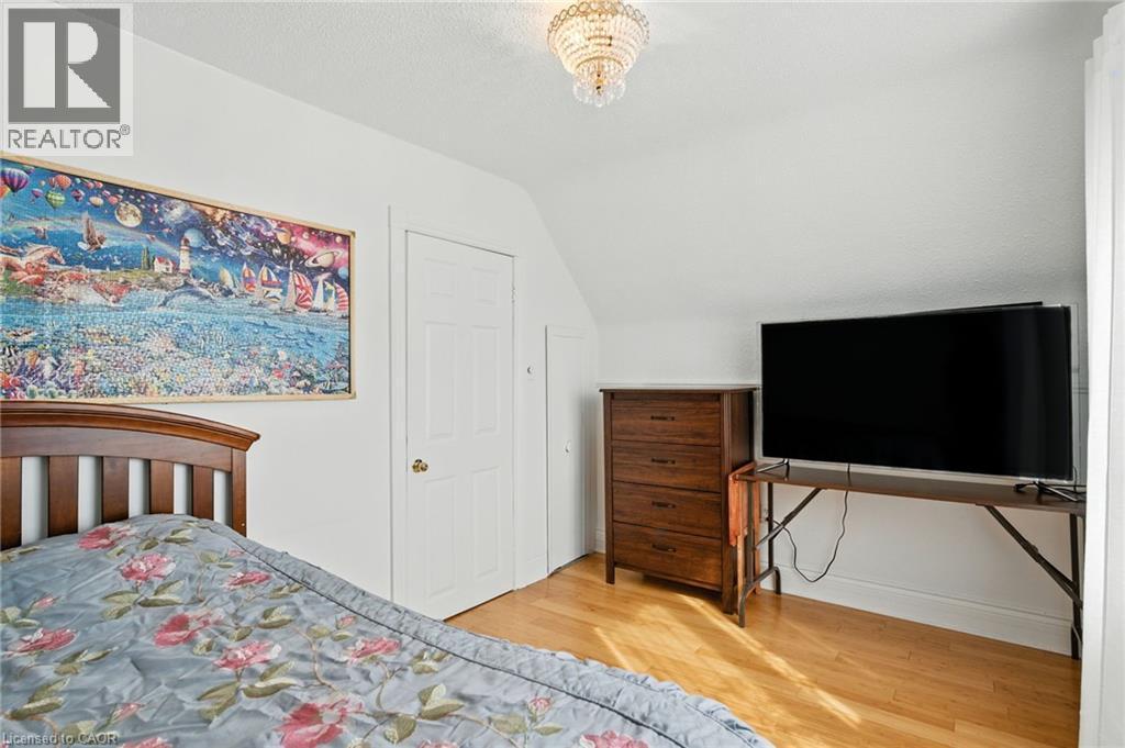 39 Clayburn Avenue, St. Catharines, ON - Indoor Photo Showing Bedroom