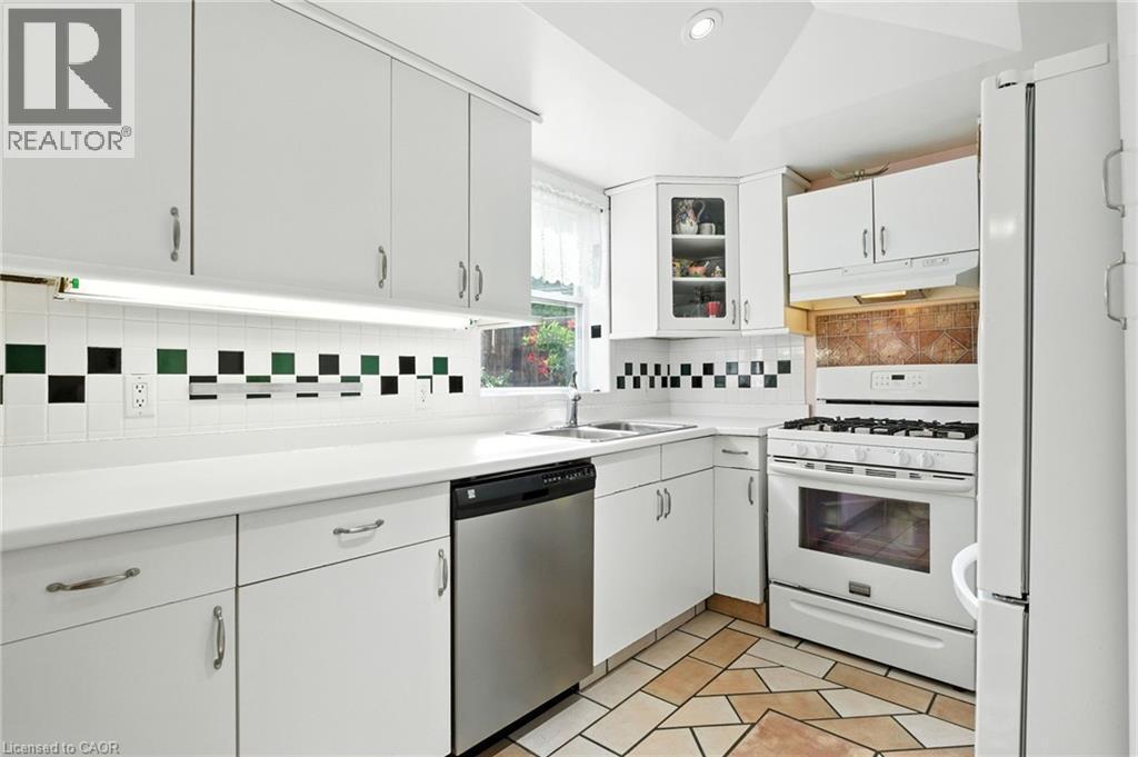 39 Clayburn Avenue, St. Catharines, ON - Indoor Photo Showing Kitchen