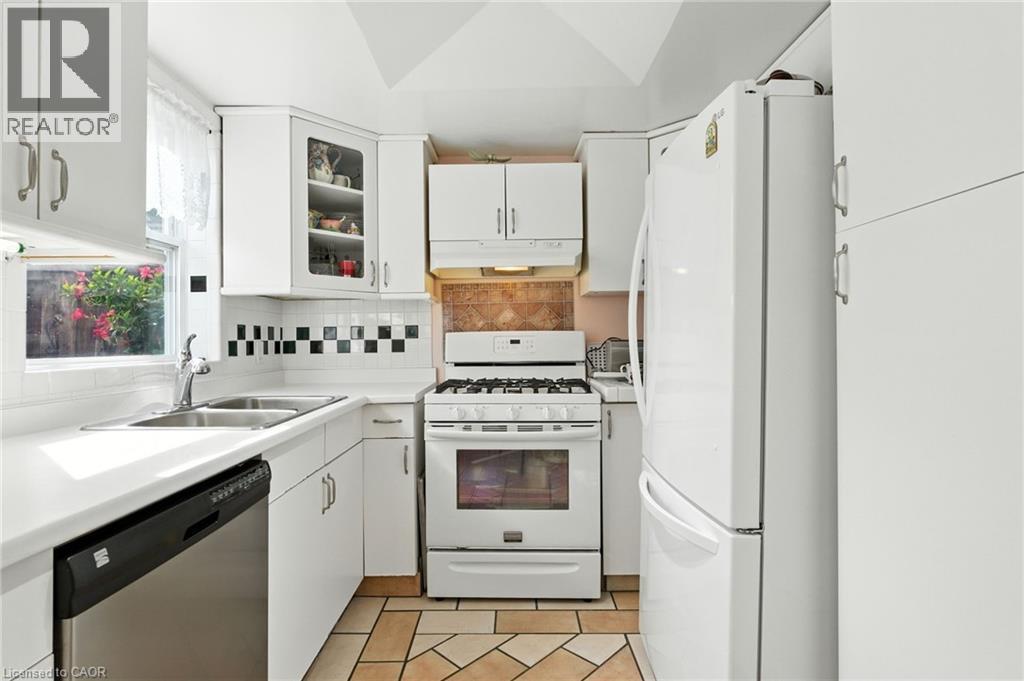 39 Clayburn Avenue, St. Catharines, ON - Indoor Photo Showing Kitchen With Double Sink
