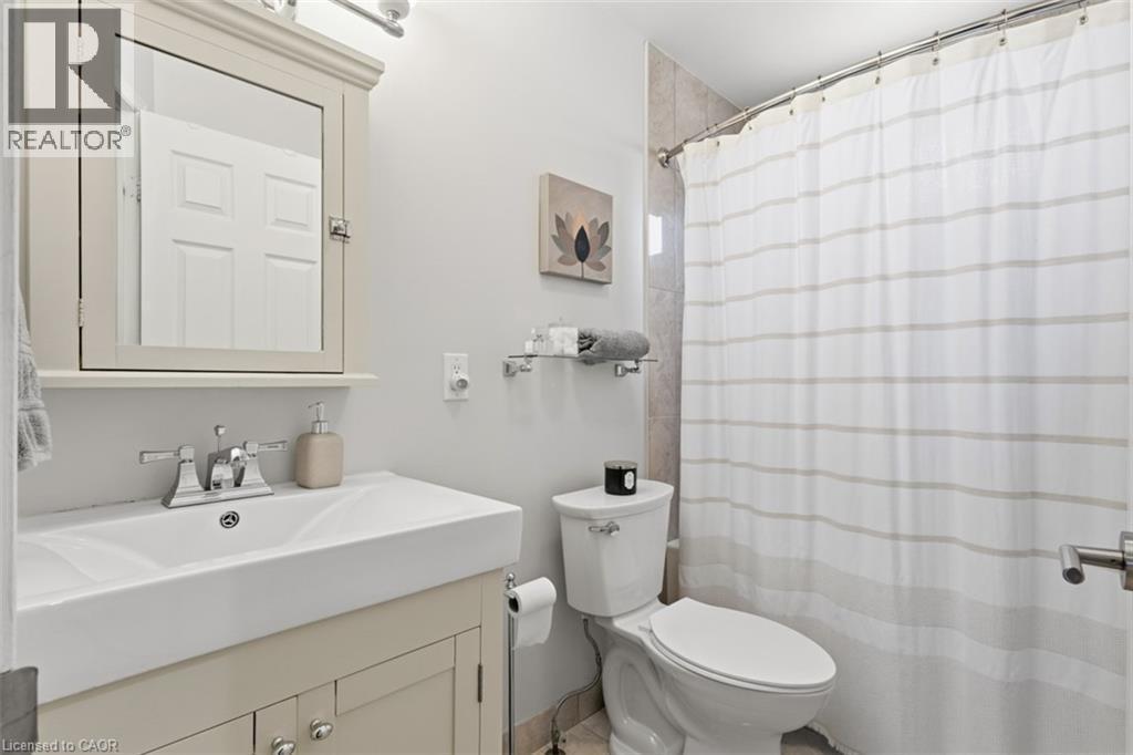 1219 Hammond Street, Burlington, ON - Indoor Photo Showing Bathroom