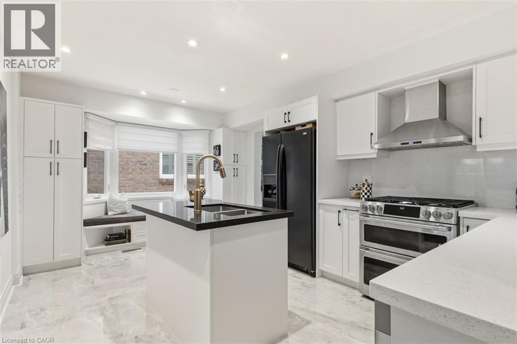 1219 Hammond Street, Burlington, ON - Indoor Photo Showing Kitchen With Upgraded Kitchen