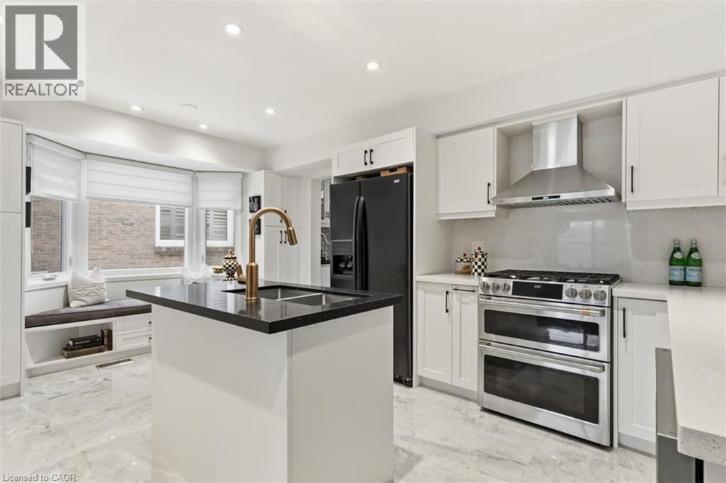 1219 Hammond Street, Burlington, ON - Indoor Photo Showing Kitchen With Upgraded Kitchen