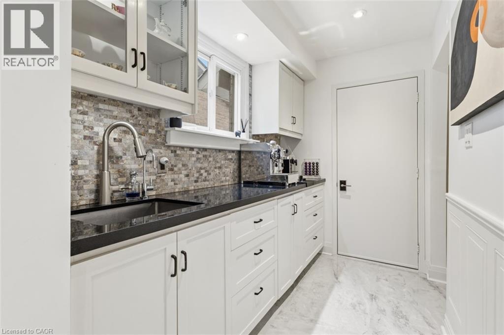 1219 Hammond Street, Burlington, ON - Indoor Photo Showing Kitchen With Upgraded Kitchen