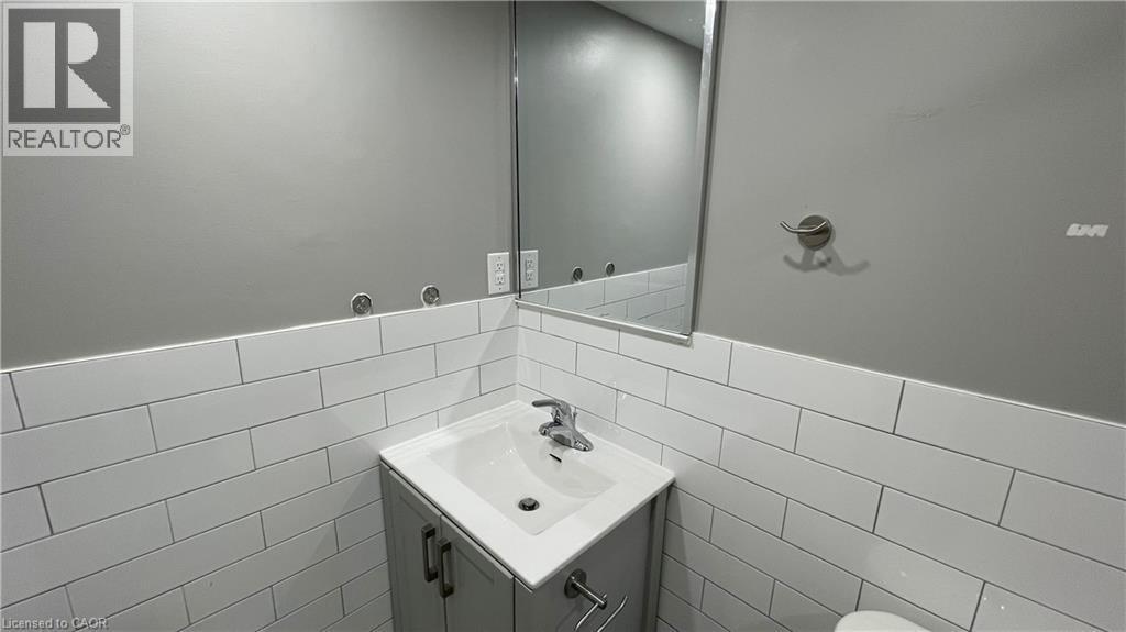 700 Lawrence Road Unit# 102, Hamilton, ON - Indoor Photo Showing Bathroom
