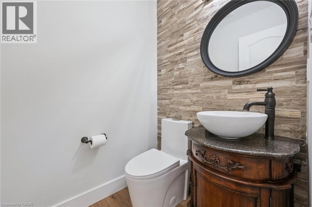 28 Kathleen Court, Hamilton, ON - Indoor Photo Showing Bathroom