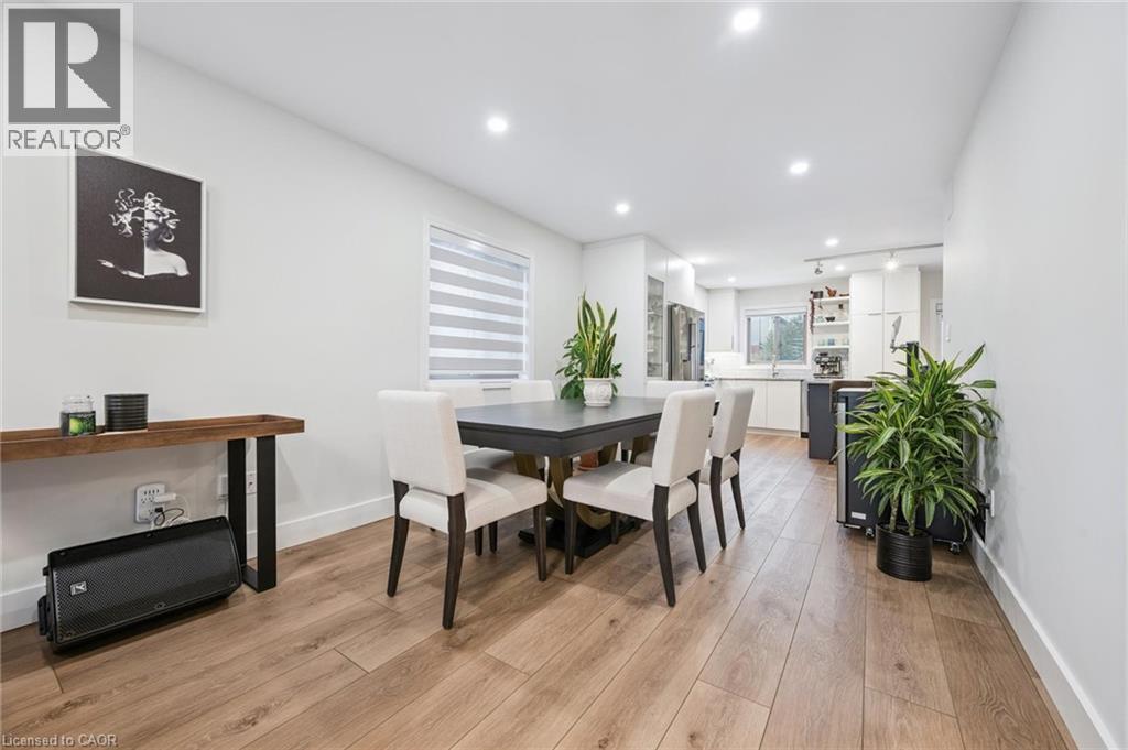 28 Kathleen Court, Hamilton, ON - Indoor Photo Showing Dining Room