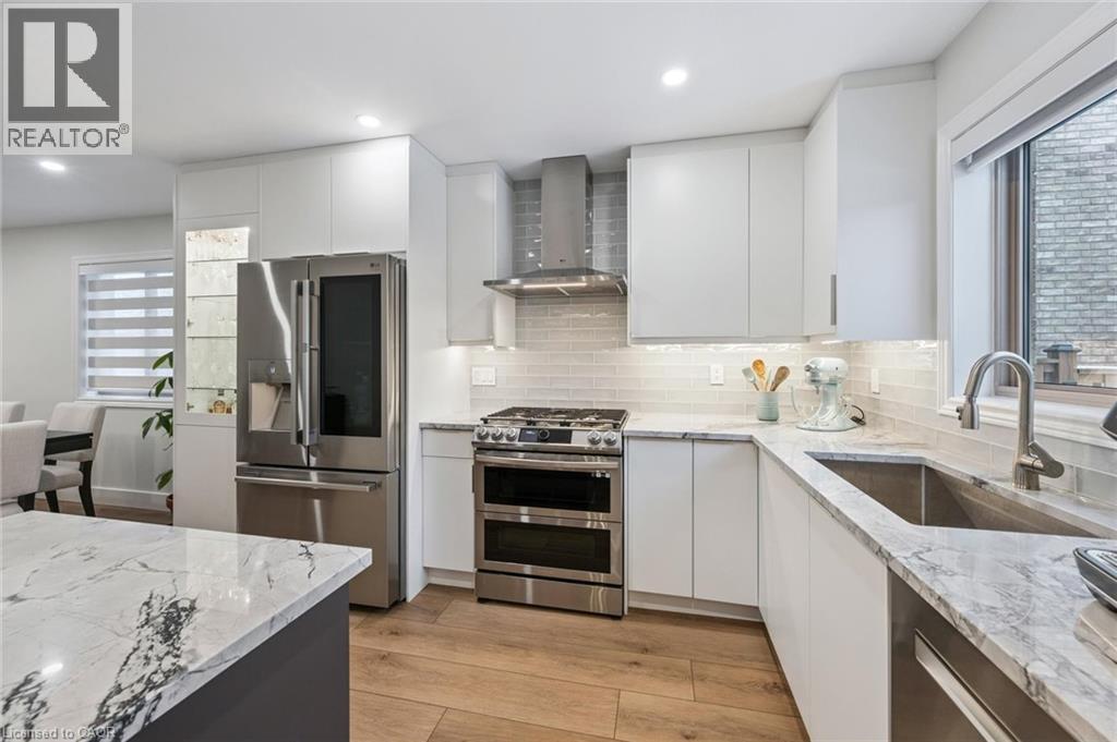 28 Kathleen Court, Hamilton, ON - Indoor Photo Showing Kitchen With Upgraded Kitchen