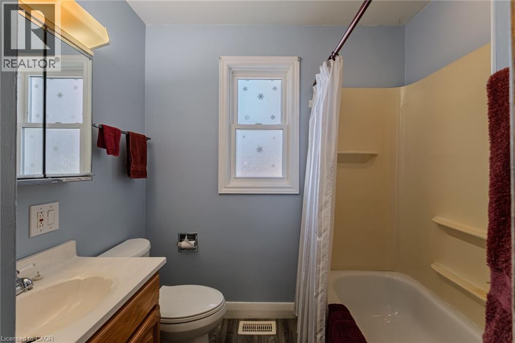 25 Charlton Crescent, Simcoe, ON - Indoor Photo Showing Bathroom