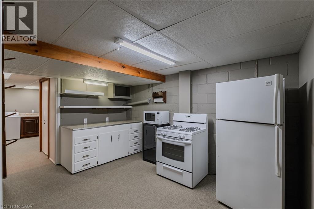 Kitchenette - 25 Charlton Crescent, Simcoe, ON - Indoor Photo Showing Kitchen