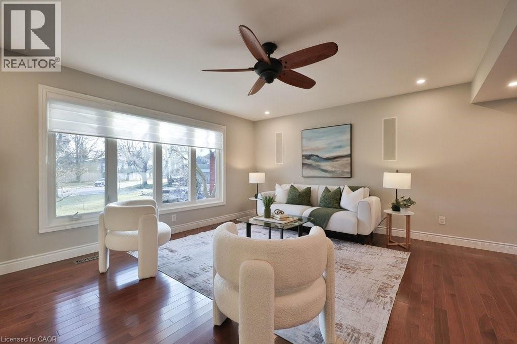 4240 Dunvegan Road, Burlington, ON - Indoor Photo Showing Living Room