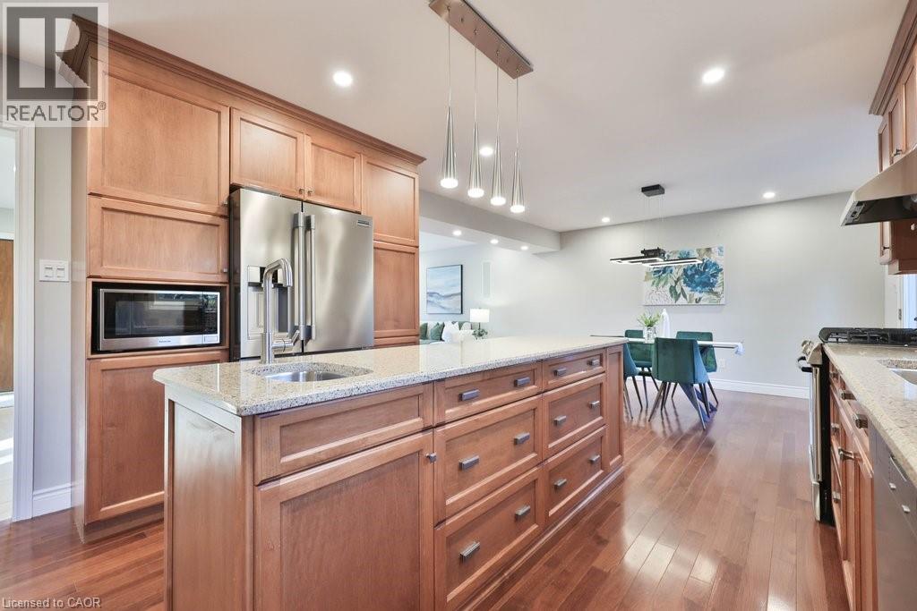 4240 Dunvegan Road, Burlington, ON - Indoor Photo Showing Kitchen With Upgraded Kitchen