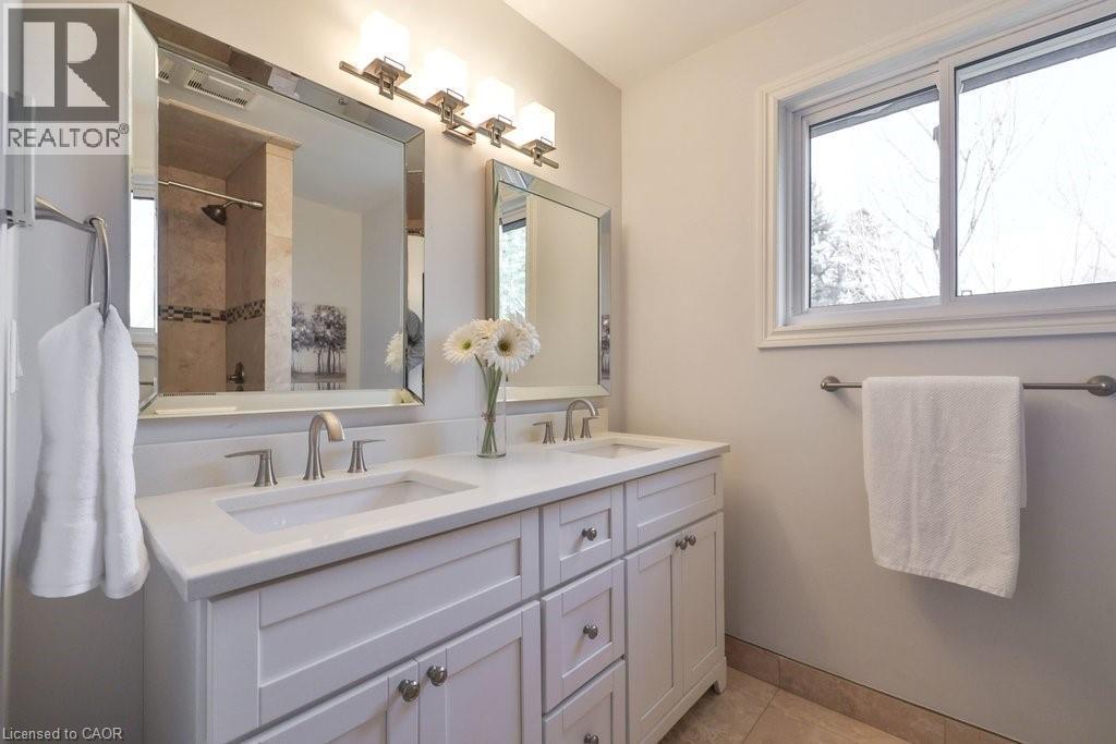 4240 Dunvegan Road, Burlington, ON - Indoor Photo Showing Bathroom