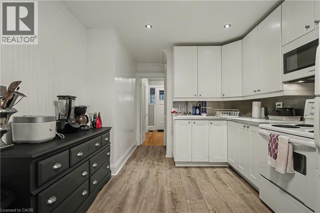 39 Haddon Avenue N, Hamilton, ON - Indoor Photo Showing Kitchen