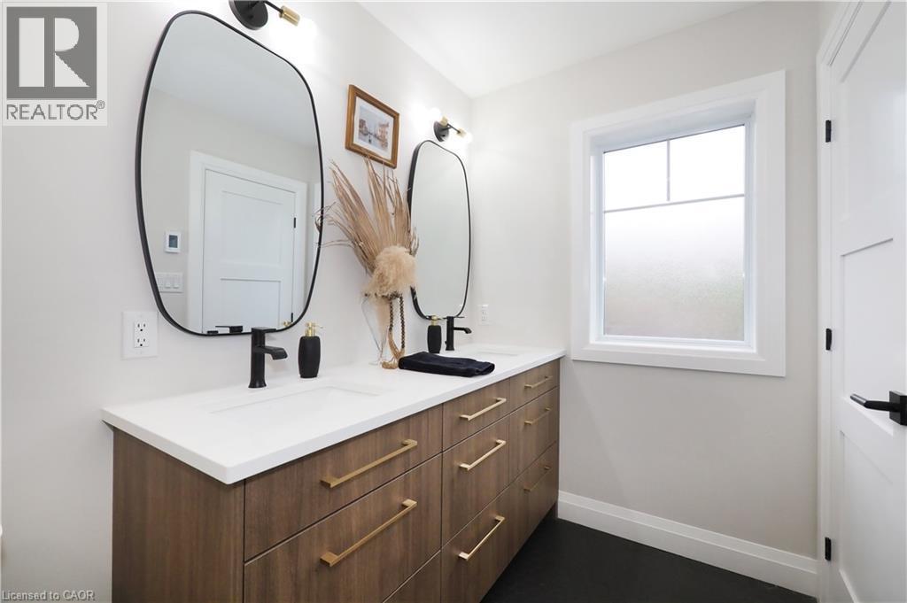 Full bath featuring double vanity and baseboards - 238 Eagle Street S, Cambridge, ON - Indoor