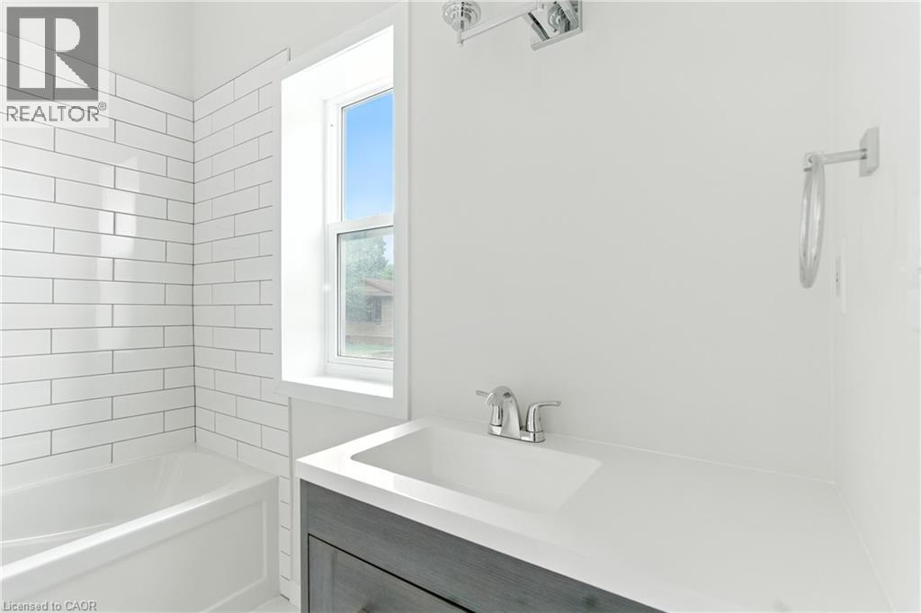 684 Beach Boulevard, Hamilton, ON - Indoor Photo Showing Bathroom
