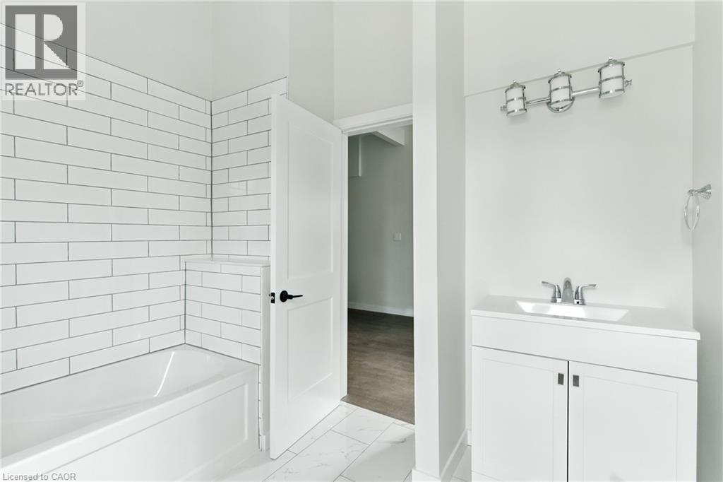684 Beach Boulevard, Hamilton, ON - Indoor Photo Showing Bathroom