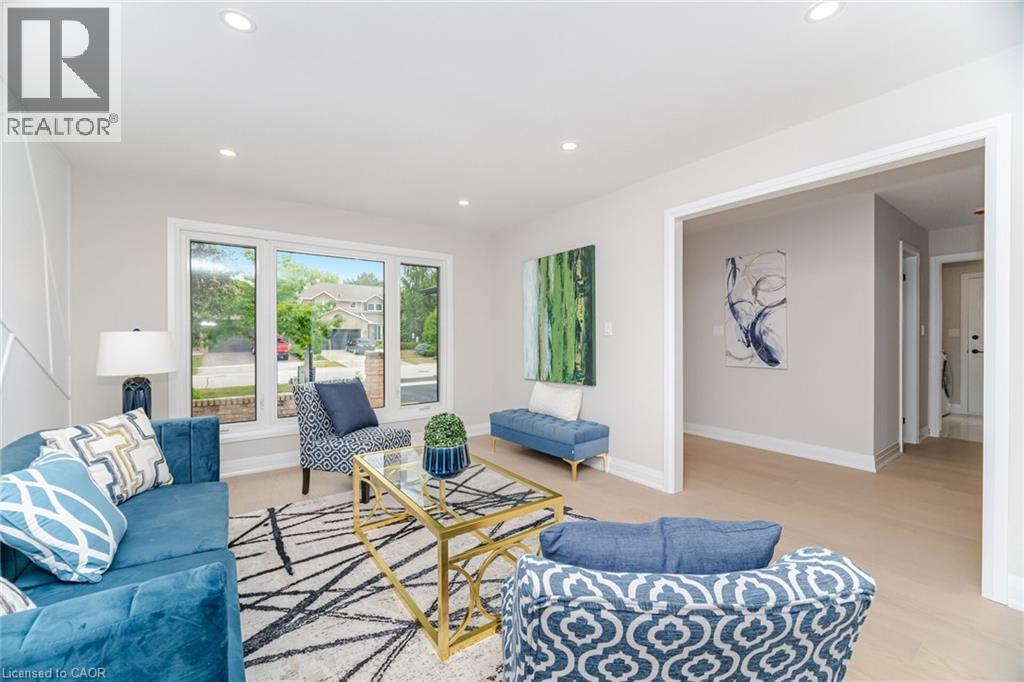 2392 Arnold Crescent, Burlington, ON - Indoor Photo Showing Living Room