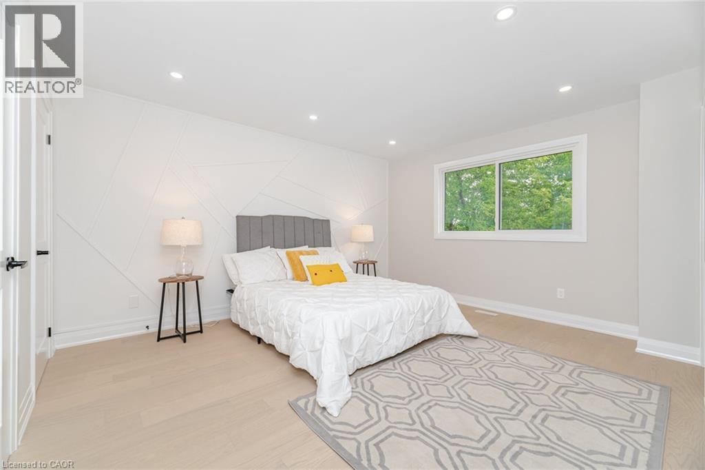 2392 Arnold Crescent, Burlington, ON - Indoor Photo Showing Bedroom