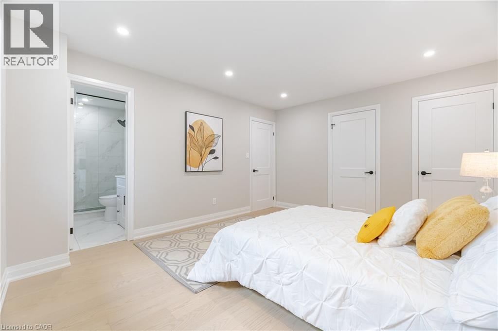 2392 Arnold Crescent, Burlington, ON - Indoor Photo Showing Bedroom