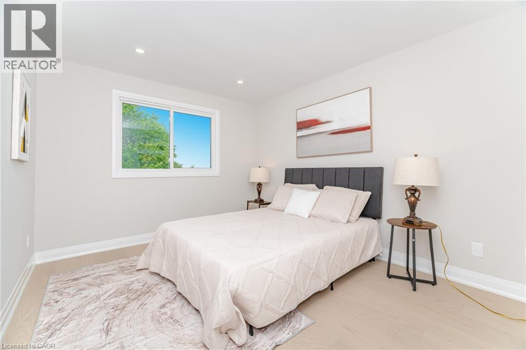 2392 Arnold Crescent, Burlington, ON - Indoor Photo Showing Bedroom