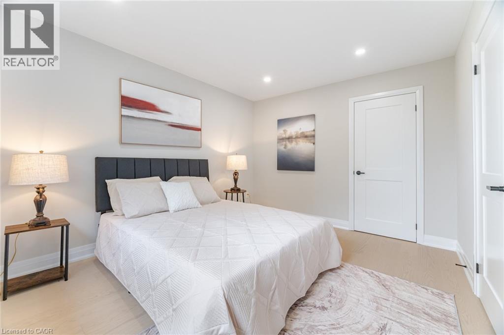 2392 Arnold Crescent, Burlington, ON - Indoor Photo Showing Bedroom