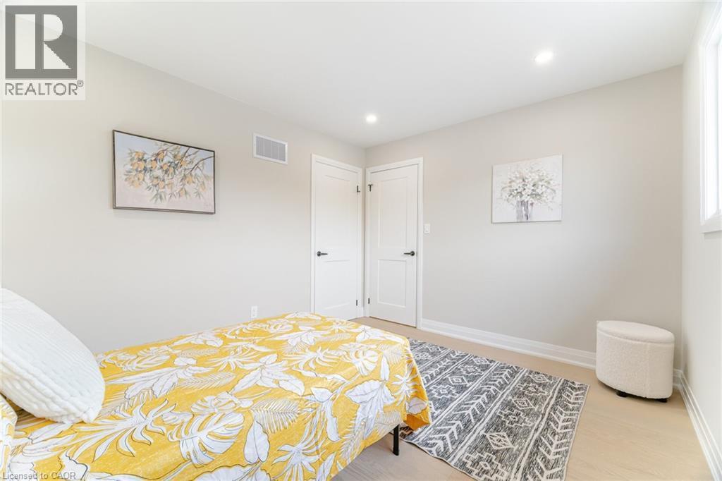 2392 Arnold Crescent, Burlington, ON - Indoor Photo Showing Bedroom