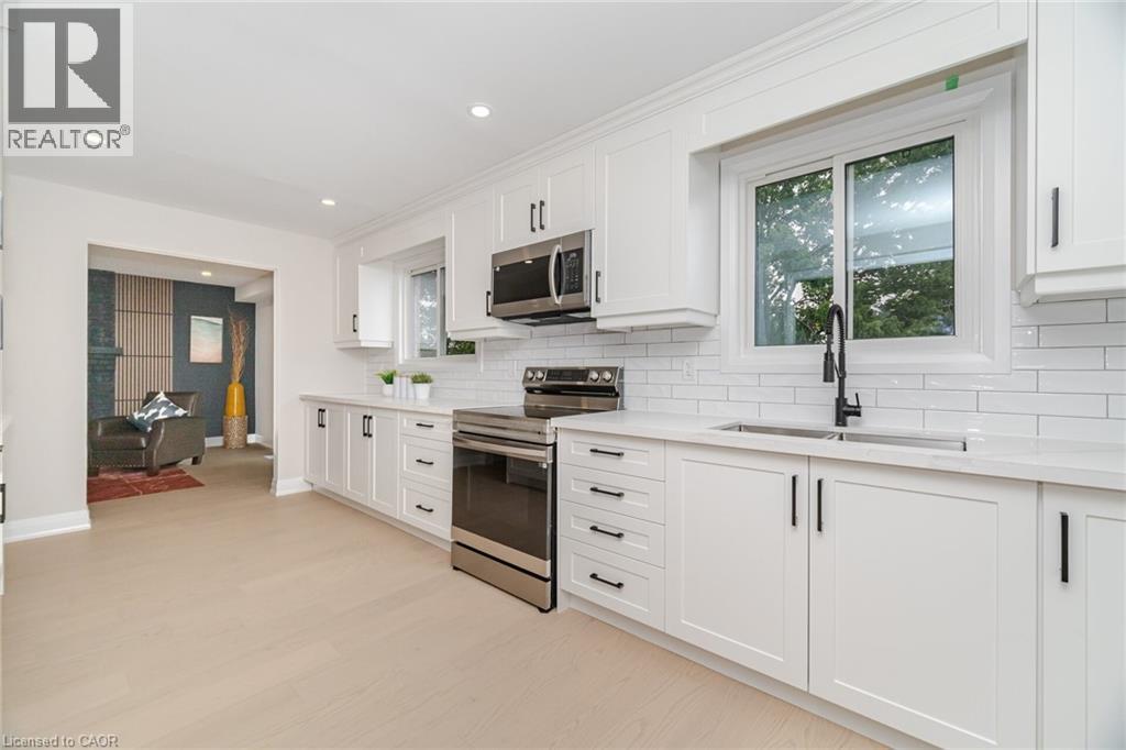 2392 Arnold Crescent, Burlington, ON - Indoor Photo Showing Kitchen