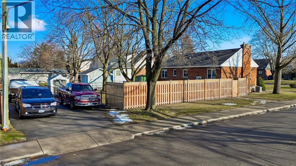 1 Bryant Court, Hamilton, ON - Outdoor