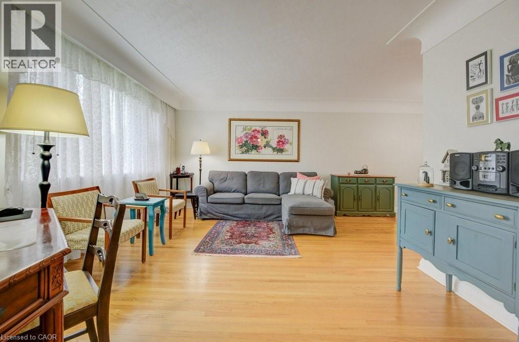 1 Bryant Court, Hamilton, ON - Indoor Photo Showing Living Room
