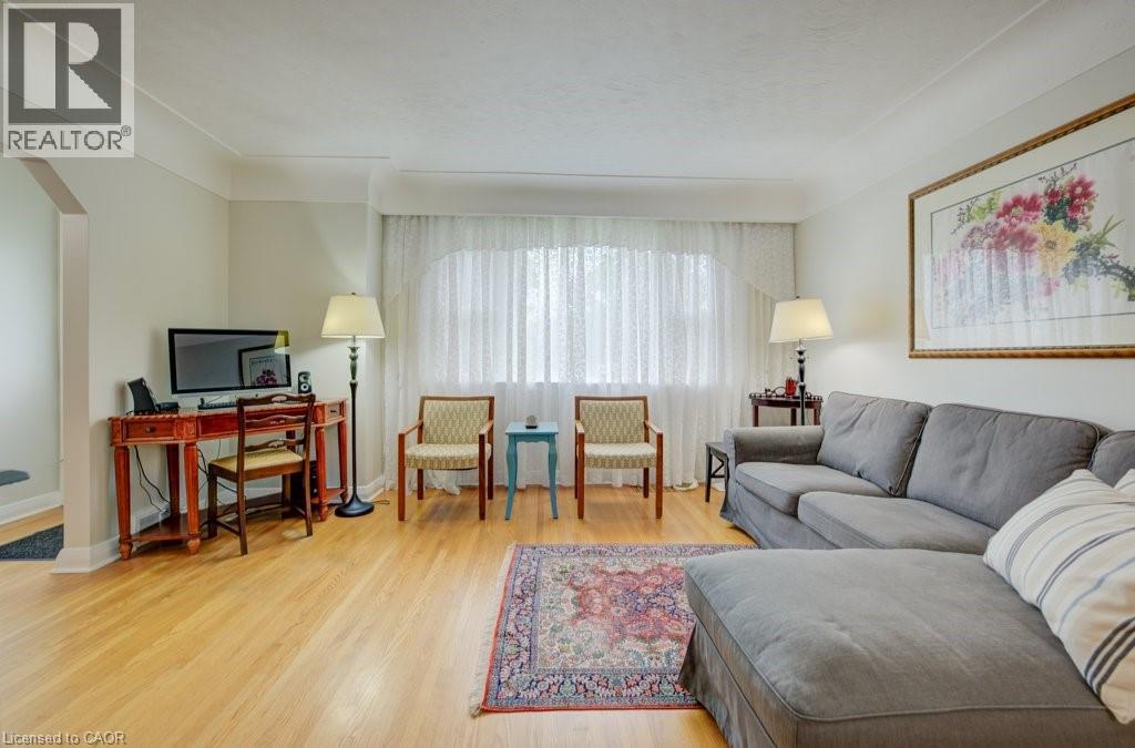 1 Bryant Court, Hamilton, ON - Indoor Photo Showing Living Room