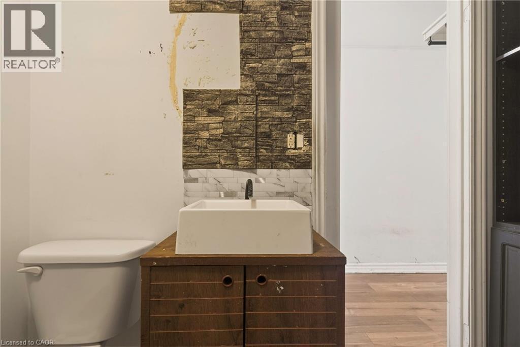 218 East 8Th Street, Hamilton, ON - Indoor Photo Showing Bathroom