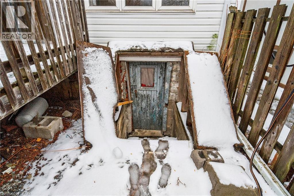 Separate Basement Entry - 218 East 8Th Street, Hamilton, ON - Outdoor