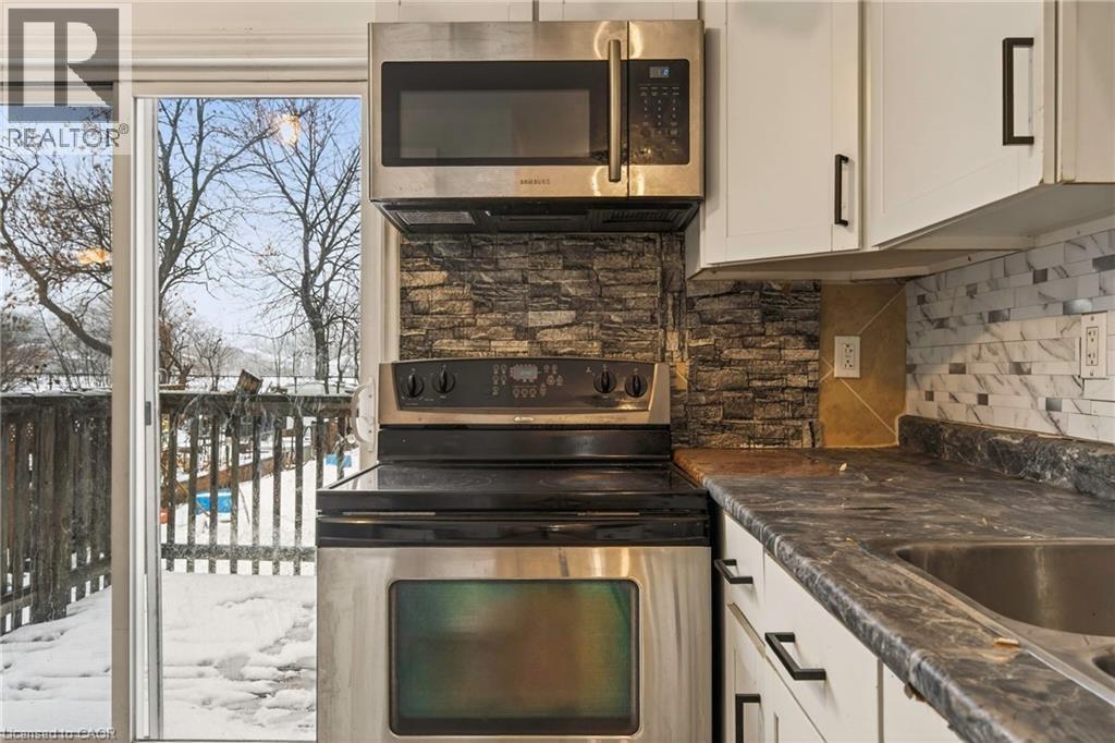 218 East 8Th Street, Hamilton, ON - Indoor Photo Showing Kitchen