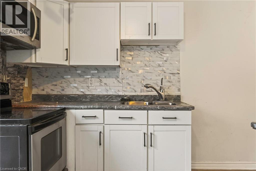 218 East 8Th Street, Hamilton, ON - Indoor Photo Showing Kitchen