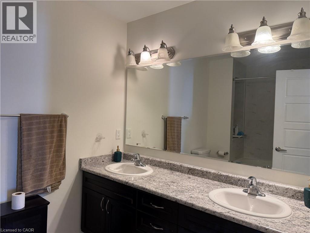 922 Apple Hill Lane, Kitchener, ON - Indoor Photo Showing Bathroom