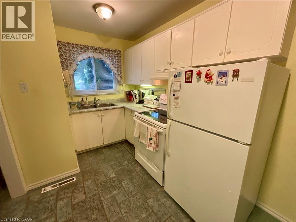 4 Rosanne Crescent, Hamilton, ON - Indoor Photo Showing Kitchen With Double Sink