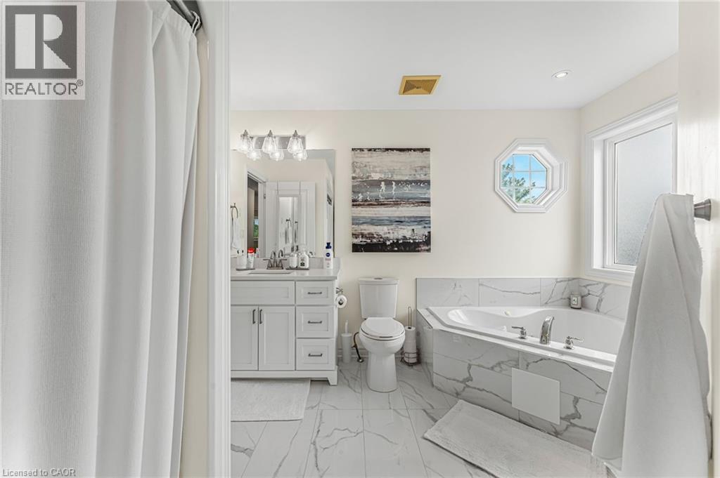 80 Loretta Drive, Virgil, ON - Indoor Photo Showing Bathroom