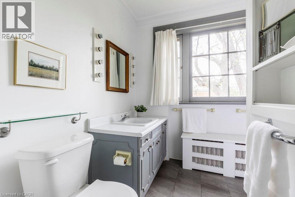 45 Markland Street, Hamilton, ON - Indoor Photo Showing Bathroom