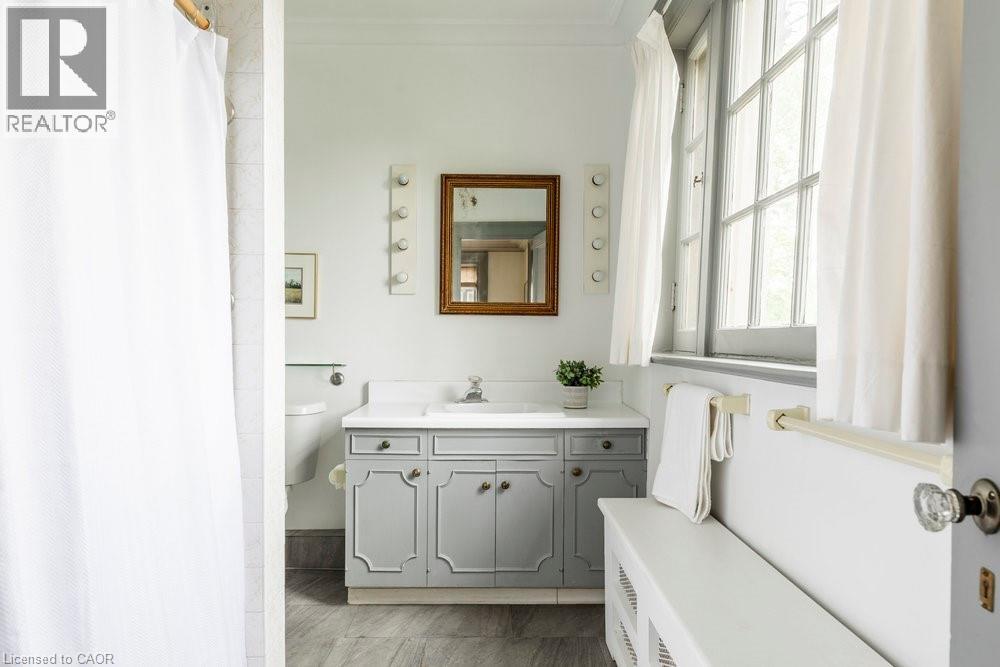 45 Markland Street, Hamilton, ON - Indoor Photo Showing Bathroom
