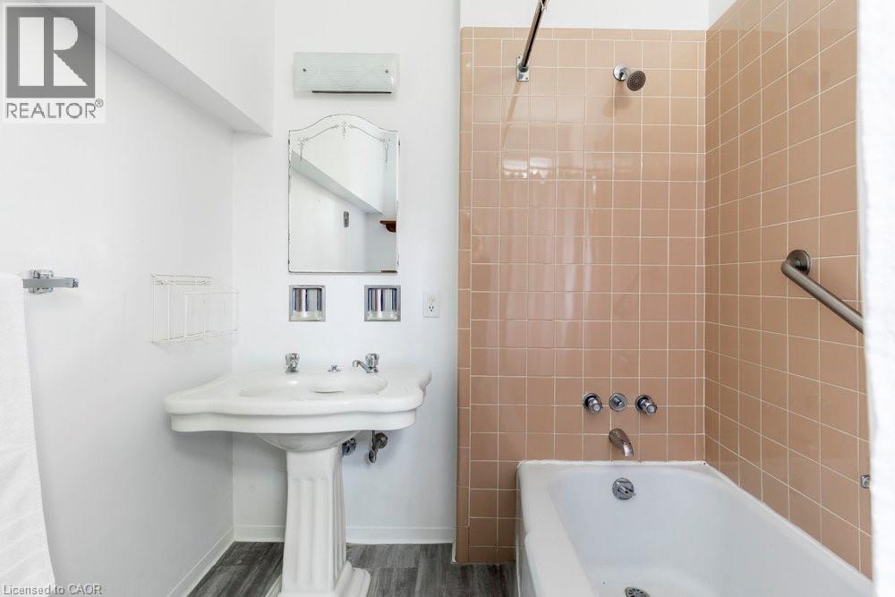 45 Markland Street, Hamilton, ON - Indoor Photo Showing Bathroom