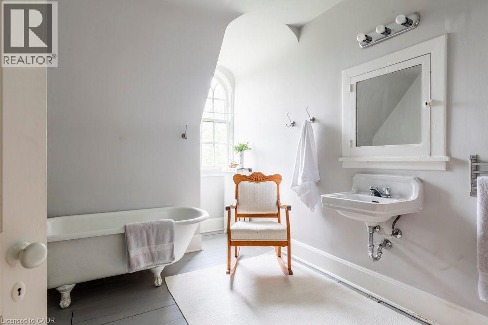 45 Markland Street, Hamilton, ON - Indoor Photo Showing Bathroom