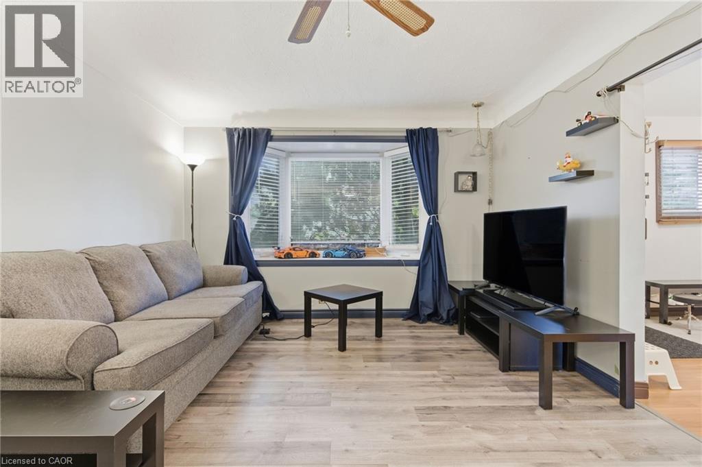 267 Thayer Avenue, Hamilton, ON - Indoor Photo Showing Living Room