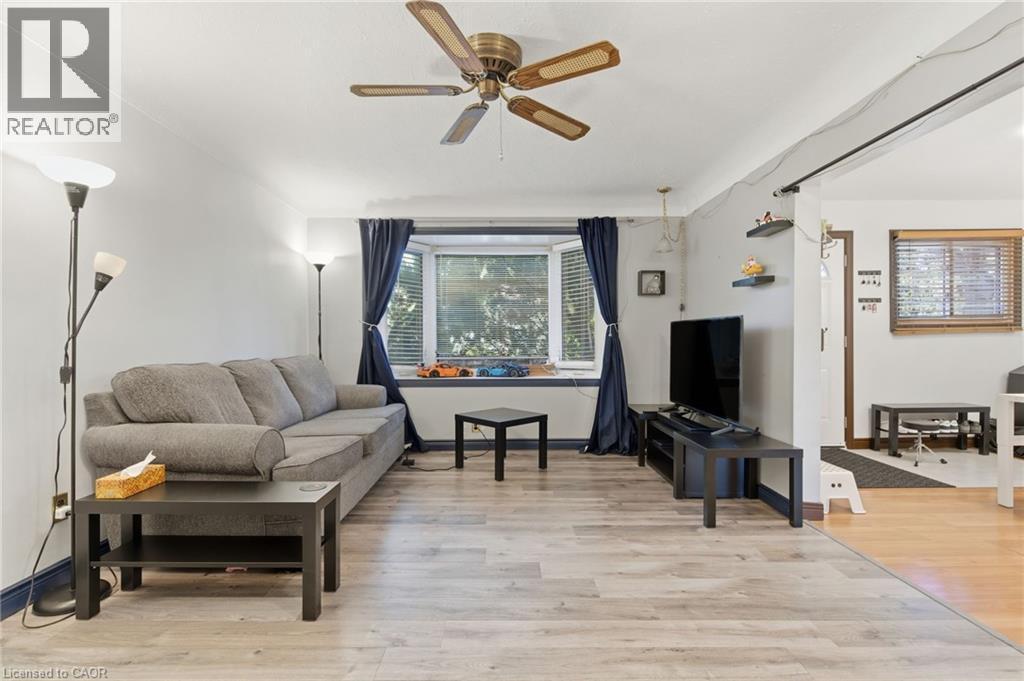 267 Thayer Avenue, Hamilton, ON - Indoor Photo Showing Living Room