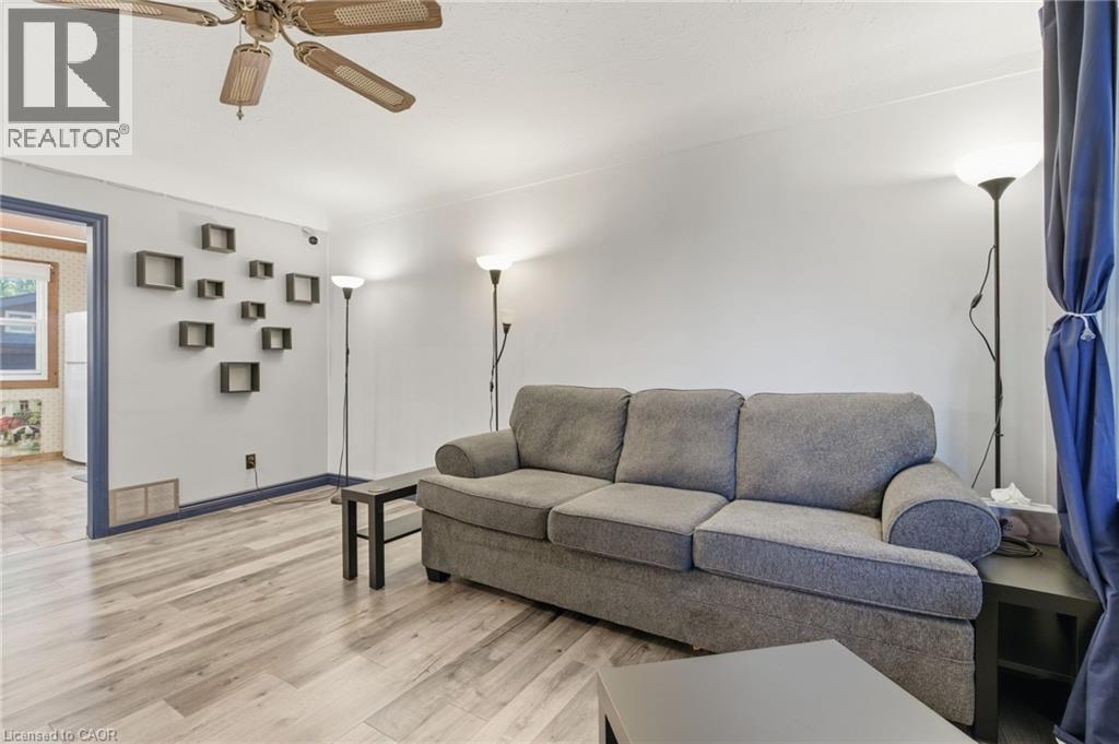 267 Thayer Avenue, Hamilton, ON - Indoor Photo Showing Living Room